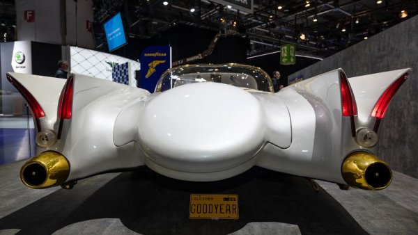 Тази кола започва живота си като Lincoln Capri Hardtop през 1953 г., но, разбира се, оттогава много се е променила. Разработена е от Джим Стрийт и легендарният дизайнер на поръчкови коли Джордж Барис като платформа за тестване на нови електронни системи. И има много добра причина да бъде показана на щанда на Goodyear в Женева.